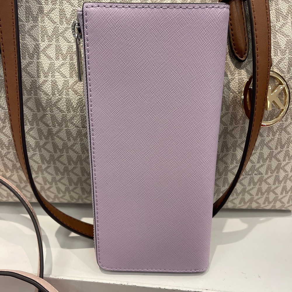 MICHAEL KORS Jet Set Travel Lg Saffiano Leather Quarter-Zip Wallet
Lt Quartz
NWT - Picture 14 of 16
